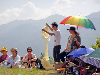 En ceremoni f&ouml;r naturen p&aring; ett berg vid Guru Rinpoches grottor i Parping, Nepal.