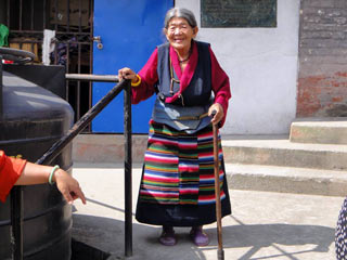 Gammal dam p&aring; ett &auml;ldreboende i Kathmandu