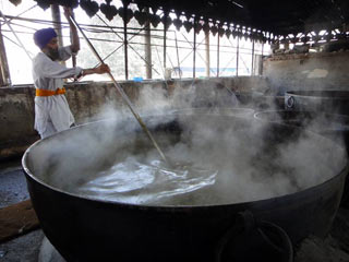 Golden Temple's langar - Community Kitchen.  Kollektivk&ouml;ket i Gyllene templet Amritsar